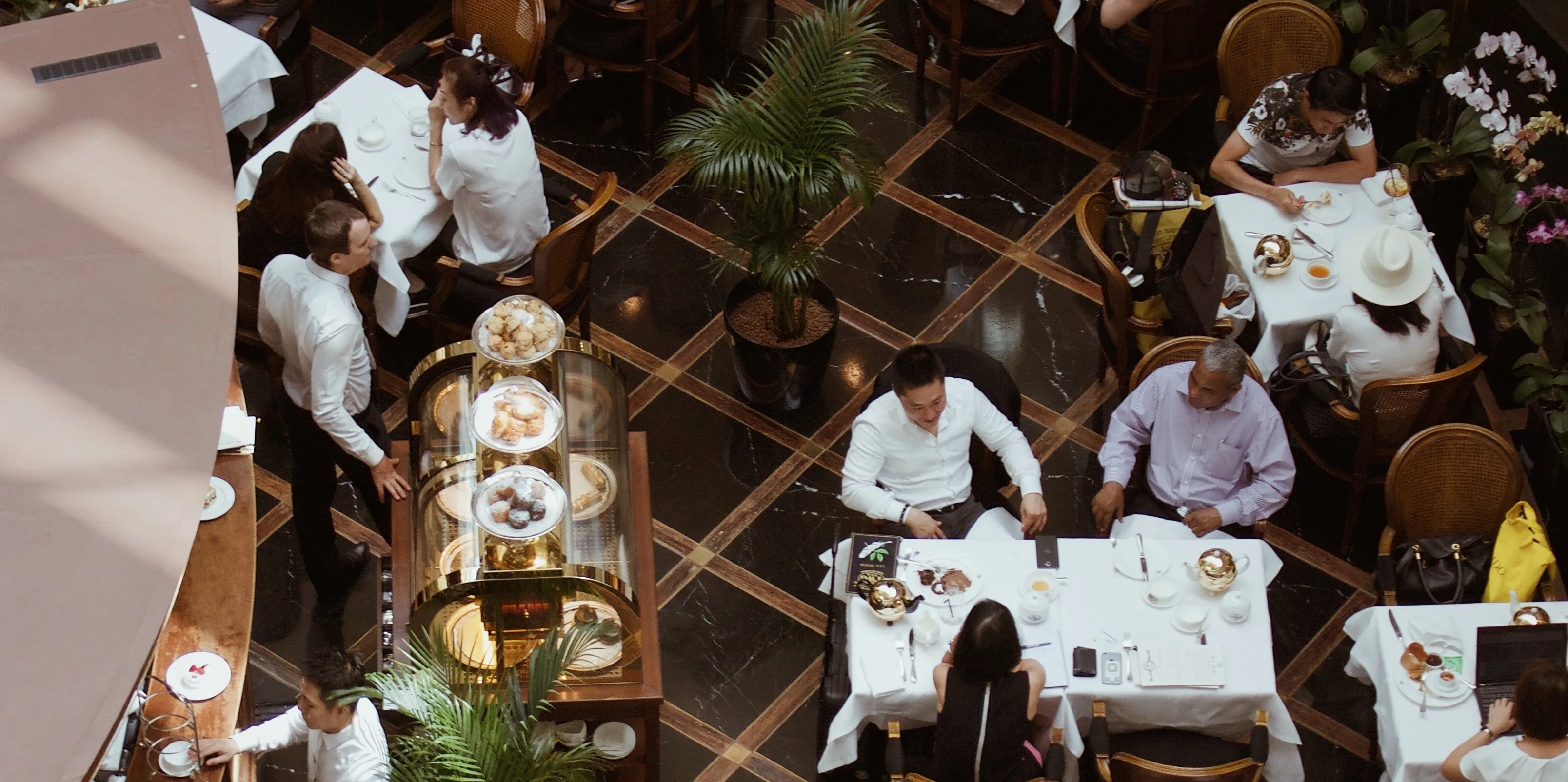 Busy restaurant benefiting from a table turnover optimization